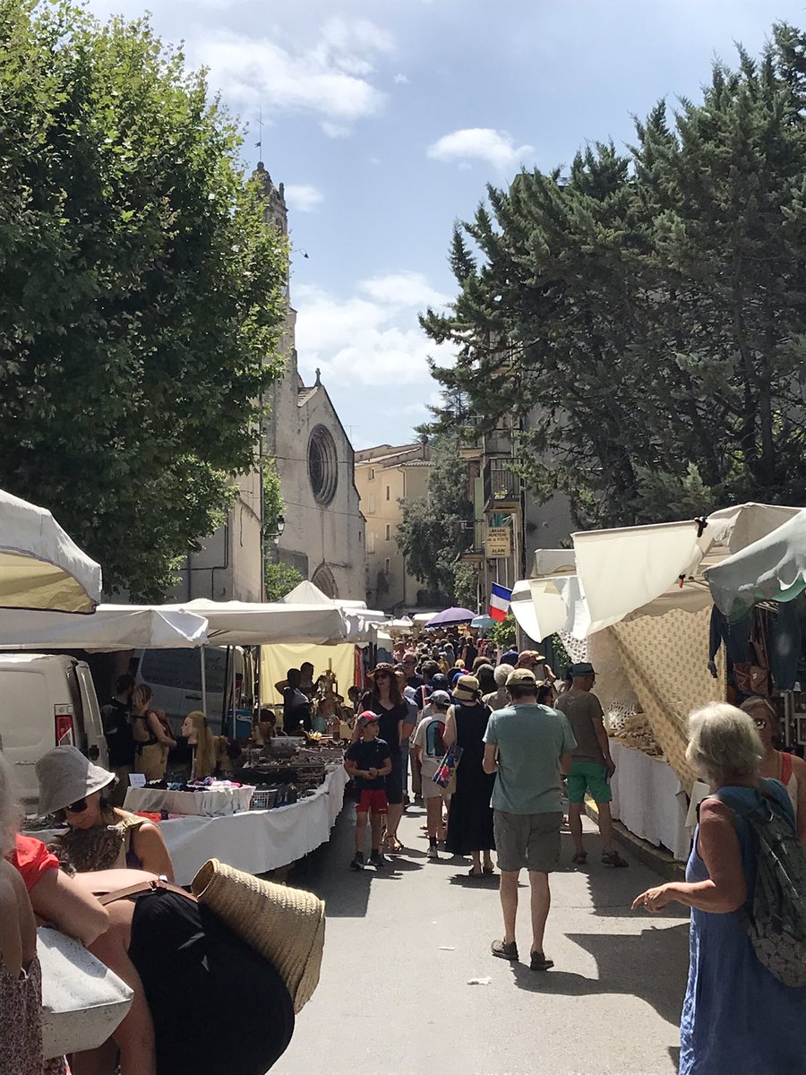 👉 #Forcalquier #Lure #HauteProvence #marché #rural +de 500 exposants dans toute la ville l’1 des plus grands marchés de #Provence Au ❤️ de la culture provençale entre les étals colorés l’accent du Sud de la gastronomie à l’artisanat, en passant par le textile #ruralité #terroir