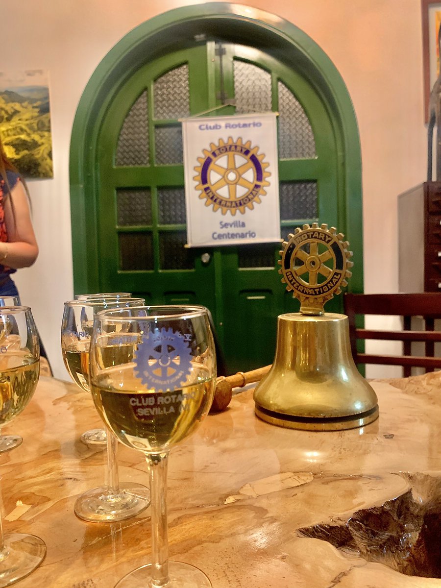 RotarioSevilla's tweet image. Ceremonia de transmisión de mando. El CR SEVILLA CENTENARIO celebró un nuevo año Rotario con la ceremonia de transmisión de mando y la Planeación de nuevas metas y labores. #Rotary #GenteDeAccion #Distrito4281