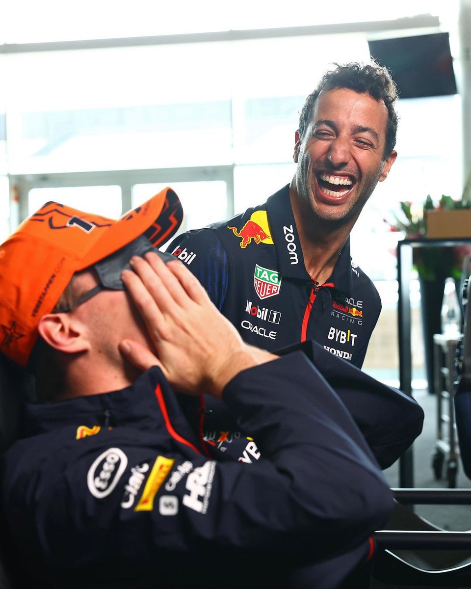 Max Verstappen, Daniel Ricciardo & Sergio Perez on ONE Playseat! What could possibly go wrong @redbullracing 😂