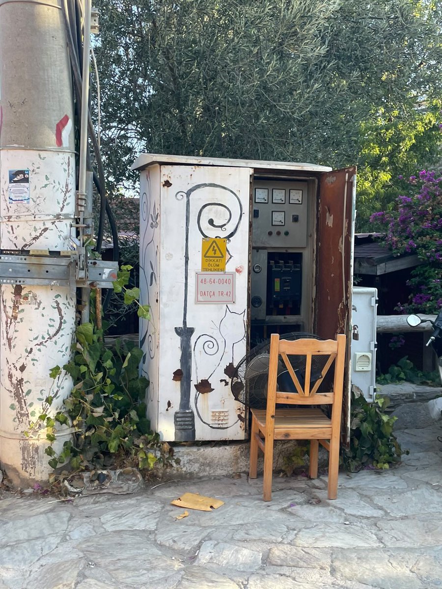 SevgiUlcay's tweet photo. Bu nasıl hazırlık, bu nasıl hizmet, bu nasıl çare..dünden beri elektrik yok..perişan ettiniz herkesi..bozulan aletlerin, atılan, ziyan olan gıdaların hesabını nasıl vereceksiniz..faturalara gelince aslan kesilirsiniz..hizmete gelince budur haliniz.. @aydemperakende https://t.co/qWFFrAXH9q