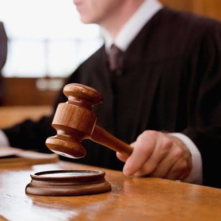 🚨BRASIL: Juiz não vê trabalho escravo e nega indenização em caso de doméstica sem salário desde os 7 anos.

O magistrado considerou a versão dos patrões e publicou na sentença que a mulher era vista como “da família”. Ela nunca aprendeu a ler e escrever enquanto os filhos