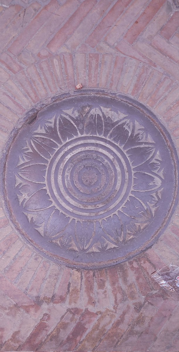 Saludos desde Sevilla, España!
#ManholeCoverMonday @KathleenMRooney <a href="/KevinIrvineChi/">Kevin Irvine (he/him/his)</a> @RogersParkMan <a href="/robertloerzel/">Robert Loerzel</a> <a href="/chouinardphoto/">@chouinardphoto@bsky.social</a> <a href="/KathrynGuelcher/">Kathryn Guelcher</a> <a href="/JJTindall1/">J.J. Tindall</a> @giegerj <a href="/Minokemeg/">Rascal</a>