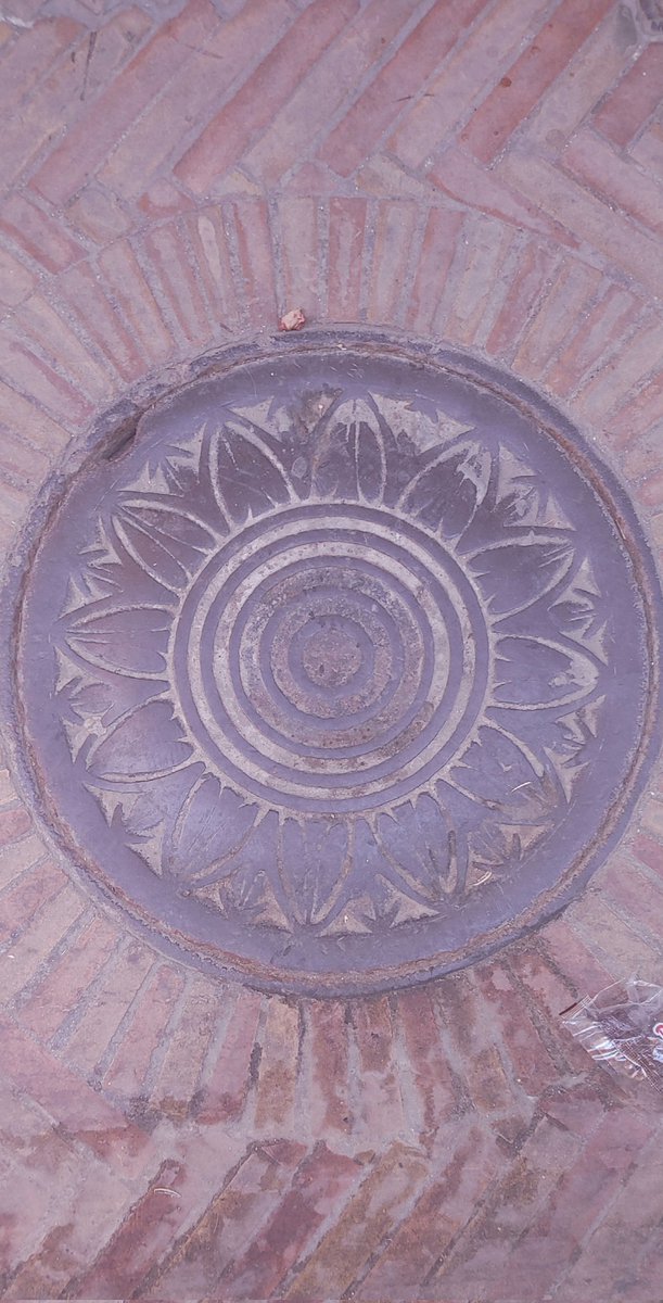 Saludos desde Sevilla, España! #ManholeCoverMonday @KathleenMRooney @KevinIrvineChi @RogersParkMan @robertloerzel @chouinardphoto @KathrynGuelcher @JJTindall1 @giegerj @Minokemeg