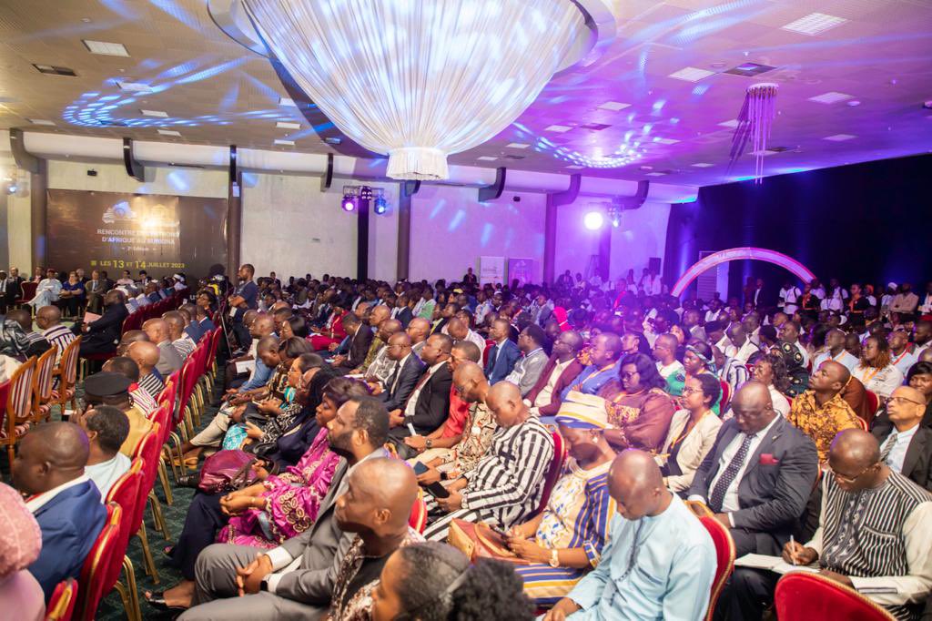 f_lesache's tweet photo. L'Alliance des Patronats Francophones au #BurkinaFaso pour le grand événement annuel du patronat burkinabé.
1 000 chefs d'entreprises rassemblés à Ouagadougou. Une édition exceptionnelle. Bravo 🇧🇫👍🏻
@PatronatsFranco https://t.co/smK4bq2f7X