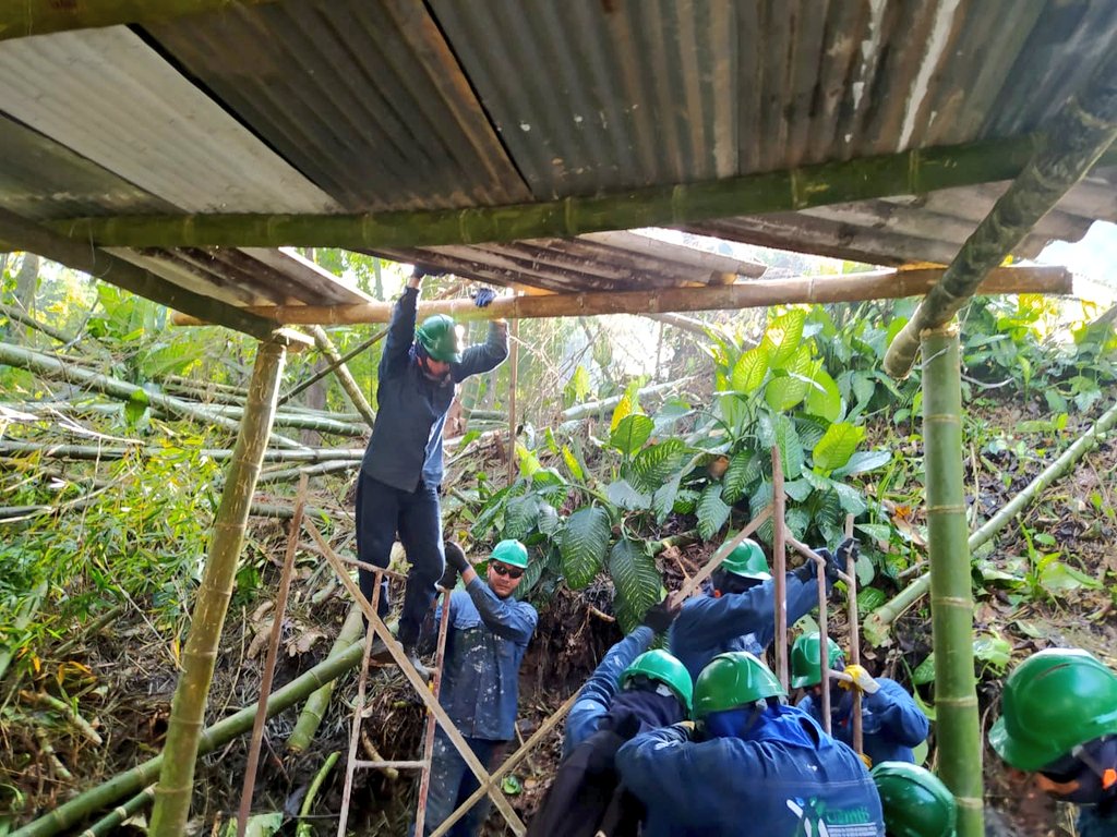 CARCDMB's tweet photo. 🔴#Atención| Con el desmonte de 20 cambuches, recuperamos el control de un predio de especial protección ambiental, que había sido ocupado de manera irregular en inmediaciones del barrio Nápoles de #Bucaramanga.
La zona pertenece al Distrito Regional de Manejo Integrado, #DRMI. https://t.co/QSgLchfAdt