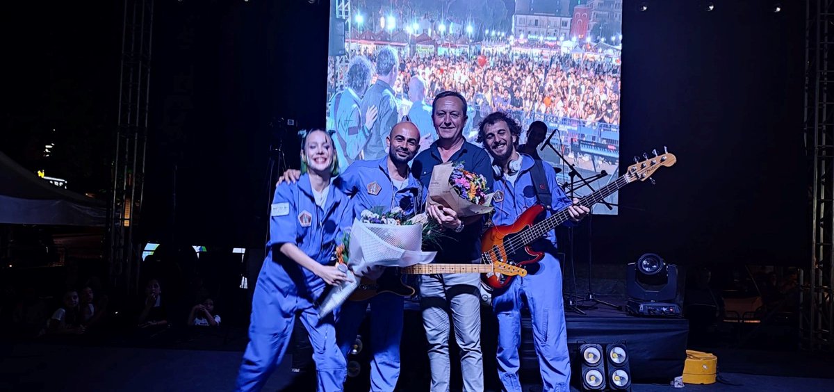 Ordumedyacom's tweet photo. Ünye 22. Uluslararası Kültür, Sanat ve Turizm Festivali’nin konuğu RANDOM grubu oldu. Kendine özgü tarzlarıyla izleyenleri coşturan RANDOM, söyledikleri şarkılarla seyircileri kendilerine hayran bıraktı.

08 Temmuz’da başlayan Ünye 22.

https://t.co/25E6OGcX8t https://t.co/AjFW6oP3GZ