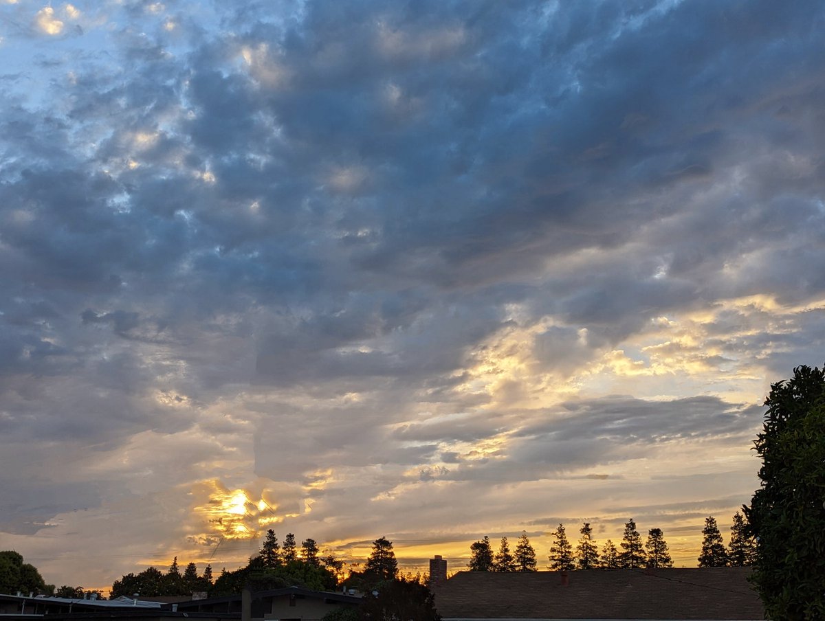 pitstoppeople's tweet photo. Happy Monday morning! 🌞 Can you see where the magic eraser removed the telephone pole and wires? 

#sunrise #goodmorning
#mondayvibes #sunrisephoto #magiceraser #haveaniceday https://t.co/GieQocUM0I