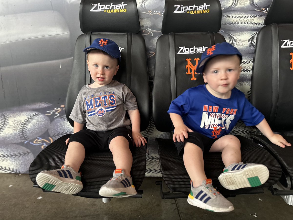 magdoubleE's tweet photo. The different faces and phases of sitting in Mets Locker Room by Zipchair @Zipchair @Mets #MetsZipchairEntry #LGM https://t.co/d2t7rOlAbV