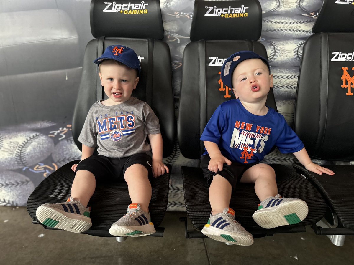 magdoubleE's tweet photo. The different faces and phases of sitting in Mets Locker Room by Zipchair @Zipchair @Mets #MetsZipchairEntry #LGM https://t.co/d2t7rOlAbV