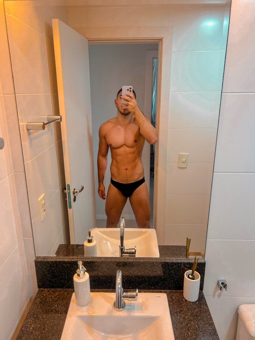 t&aacute; faltando pano https://t.co/9AF0ozkCgQ