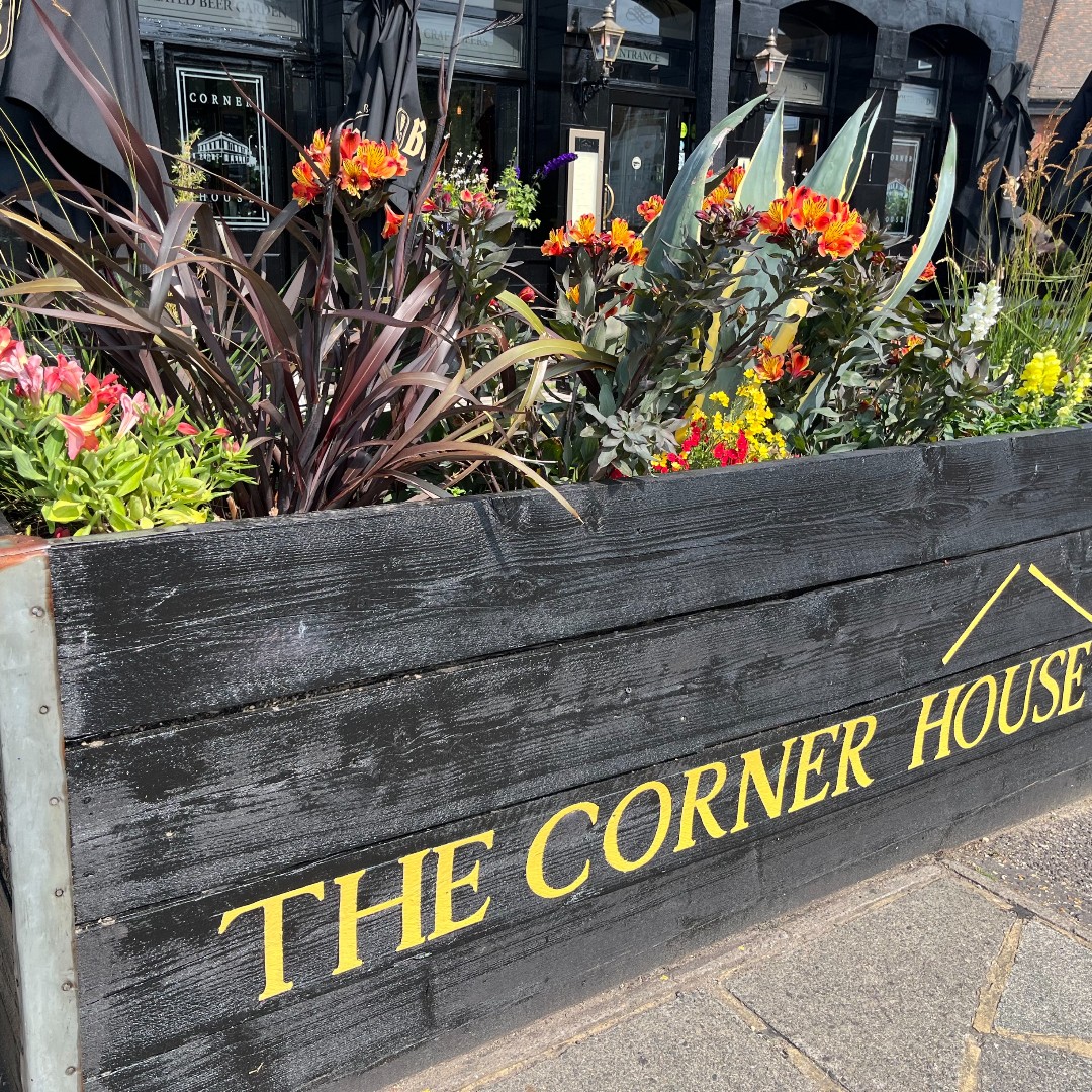 CHWorthing's tweet photo. Street of the Week is Heene Terrace, with 15% off for all residents. Guess who's back? We missed you...loving that garden &amp; the refreshed planter boxes at the front! #streetoftheweek #worthingpubs #dogfriendly #allhomemadefood #lancingnetwork #supportlocal https://t.co/878uLIy9Rk