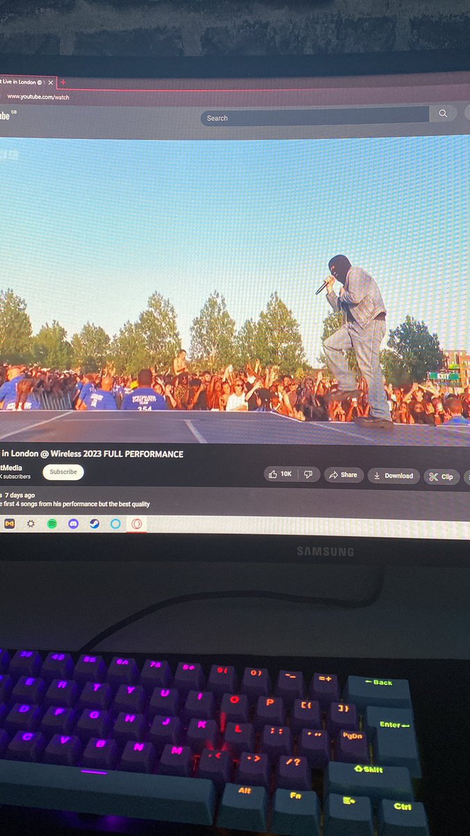 _jaydavis11's tweet photo. Ok so yeah everyone here is having a good time but it’s so fucking embarising not ONE of them know the lyrics☠️☠️ https://t.co/isO5GYRGSu