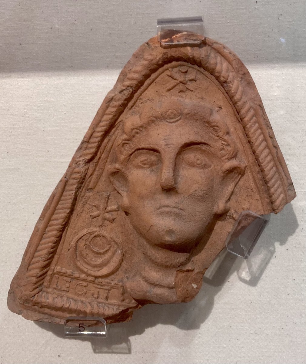 @RomanCaerleon @Amgueddfa_Learn Ceramic Antefix depicting a female head, possibly Venus @RomanCaerleon The main festival in honour of Venus was held on April 1st and was called the Veneralia @Amgueddfa_Learn #mythologymonday #romanarchaeology #learning museum.wales/collections/on…