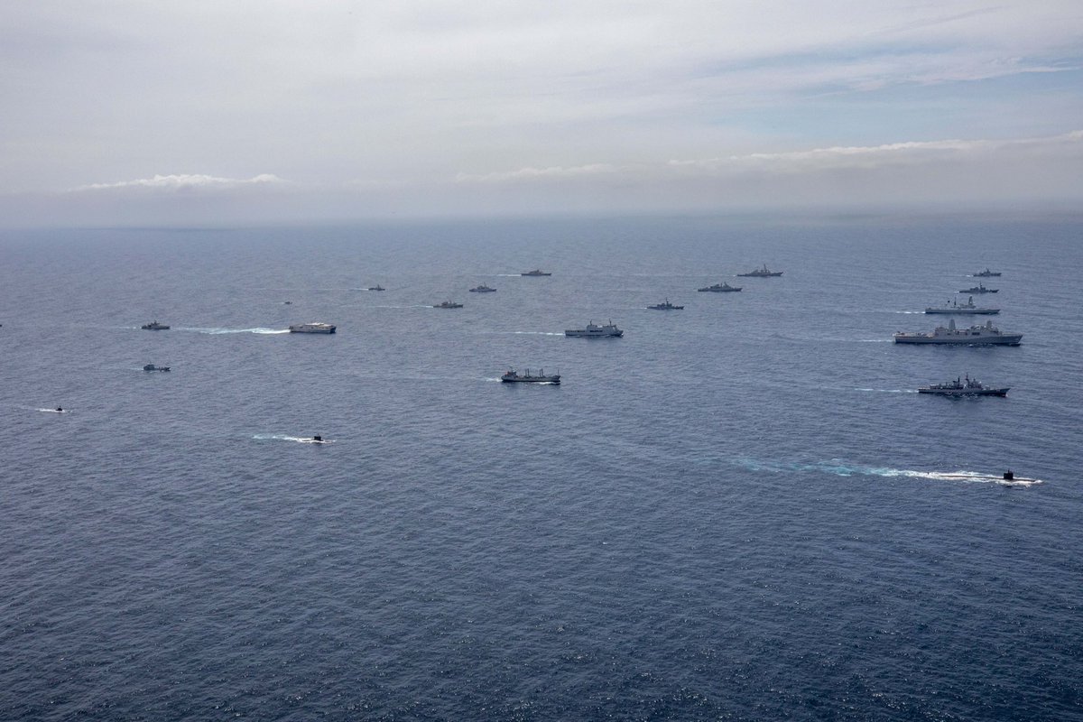 NAVSOUS4THFLT's tweet image. U.S. and partner nation ships conduct a PHOTOEX during #UNITASLXIV. Hosted this year by @ArmadaColombia it brings together multinational forces for maritime operations training that enhances tactical proficiency with the presence of unmanned air, surface, and submarine systems.