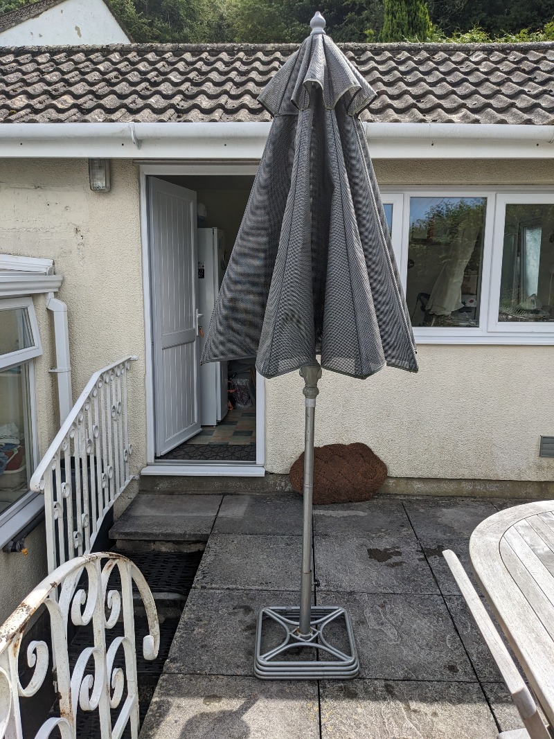 Offer: Garden parasol and base (Wotton-u-Edge GL12) ilovefreegle.org/message/100906…
