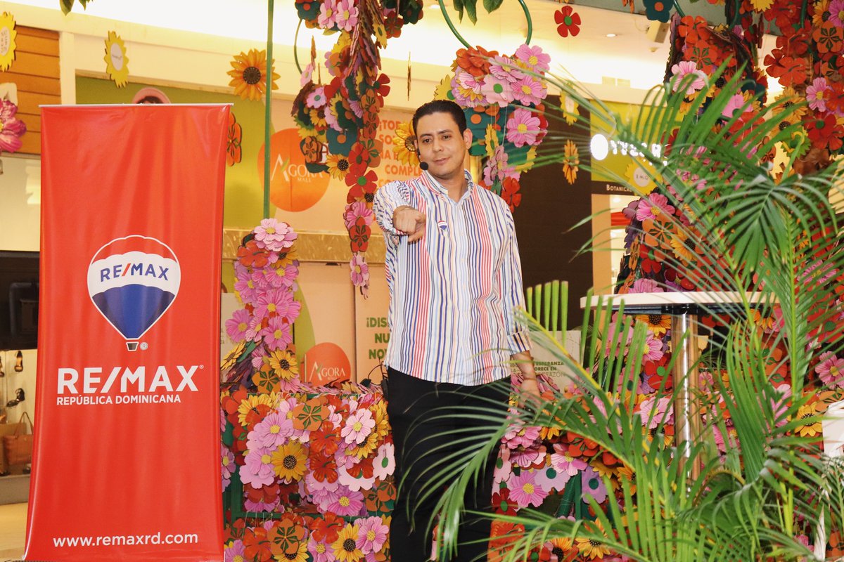 Remax_RD's tweet photo. ¡Ayudamos a florecer el Árbol de la Esperanza!🌻🌻
Estuvimos compartiendo con todo el público de @agoramall una charla impartida por @wiltonjr.remax , quien nos dió los mejores consejos para adquirir una primera vivienda.
💙♥️🏠 #remaxrd https://t.co/FVOfWyopMx
