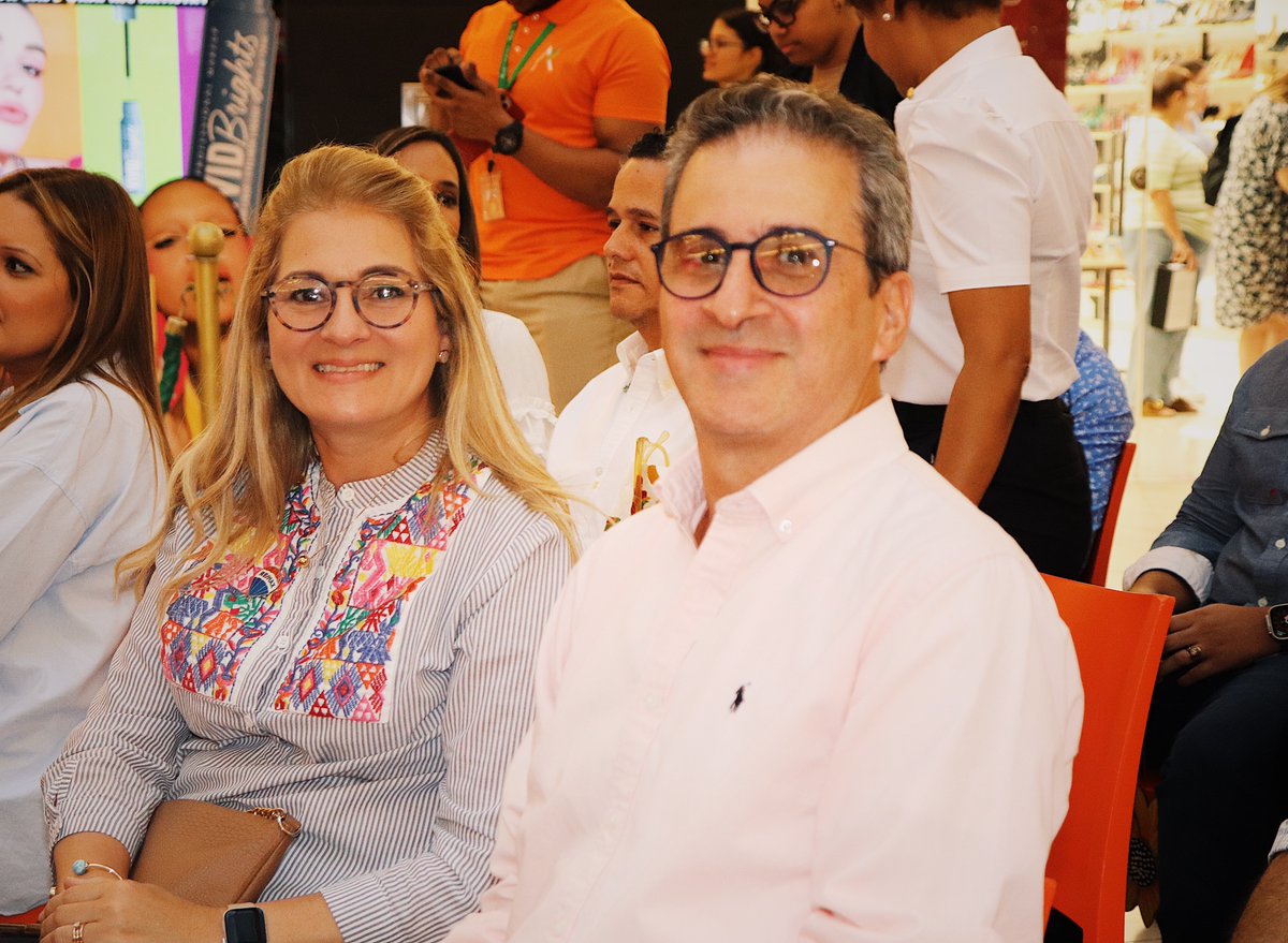 Remax_RD's tweet photo. ¡Ayudamos a florecer el Árbol de la Esperanza!🌻🌻
Estuvimos compartiendo con todo el público de @agoramall una charla impartida por @wiltonjr.remax , quien nos dió los mejores consejos para adquirir una primera vivienda.
💙♥️🏠 #remaxrd https://t.co/FVOfWyopMx