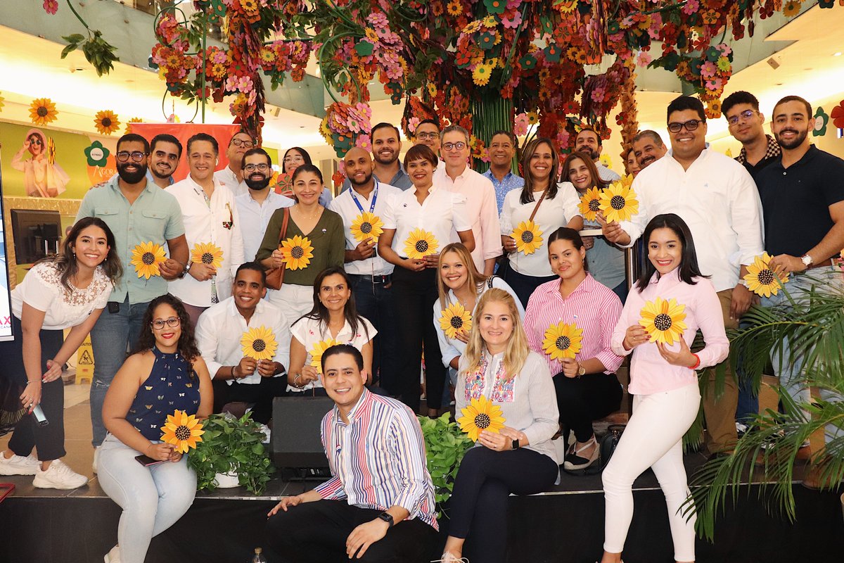 Remax_RD's tweet photo. ¡Ayudamos a florecer el Árbol de la Esperanza!🌻🌻
Estuvimos compartiendo con todo el público de @agoramall una charla impartida por @wiltonjr.remax , quien nos dió los mejores consejos para adquirir una primera vivienda.
💙♥️🏠 #remaxrd https://t.co/FVOfWyopMx