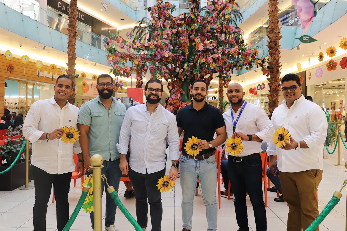 Remax_RD's tweet photo. ¡Ayudamos a florecer el Árbol de la Esperanza!🌻🌻
Estuvimos compartiendo con todo el público de @agoramall una charla impartida por @wiltonjr.remax , quien nos dió los mejores consejos para adquirir una primera vivienda.
💙♥️🏠 #remaxrd https://t.co/FVOfWyopMx