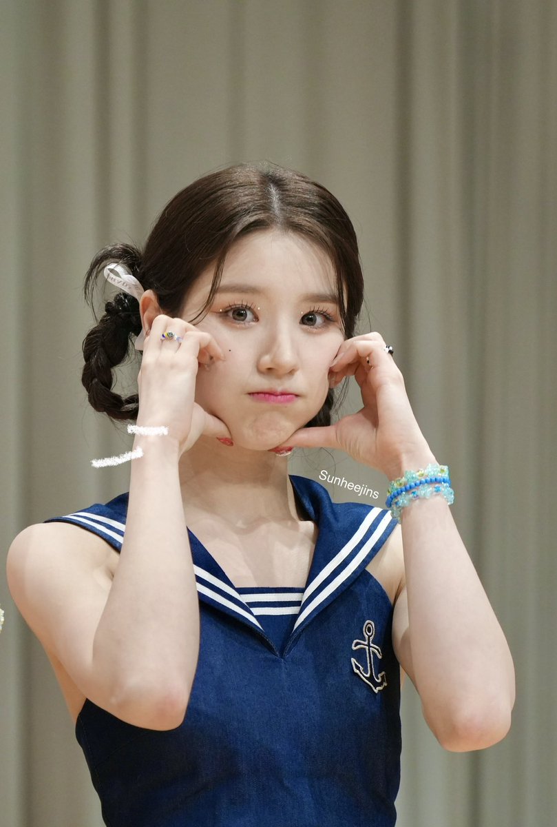 sunheejins's tweet image. 희진이보고싶네..🥲