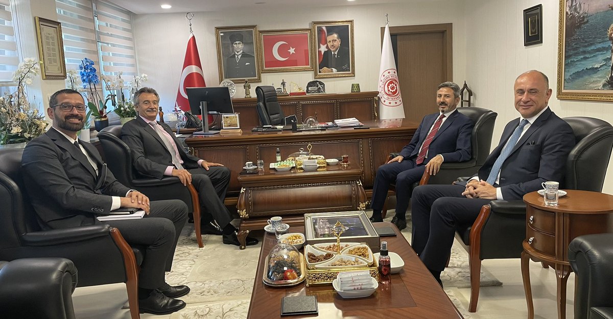 AhmetAYDIN_02's tweet photo. Dış Ticaret Ve Gümrüklerden Sorumlu E. Devlet Bakanımız Sn. Kürşat TÜZMEN, 
Sanofi Türkiye Ülke Başkanı Sn. Can ÖZTÜRK ve
Sanofi Kurumsal Ve Pazarlama Direktörü Sn. Güray KARACAY’ı 
@csgbakanligi ‘nda ağırladık. 

Sn. Bakanımıza nazik ziyaretleri için teşekkür ederim. https://t.co/AIMqlnTXsS