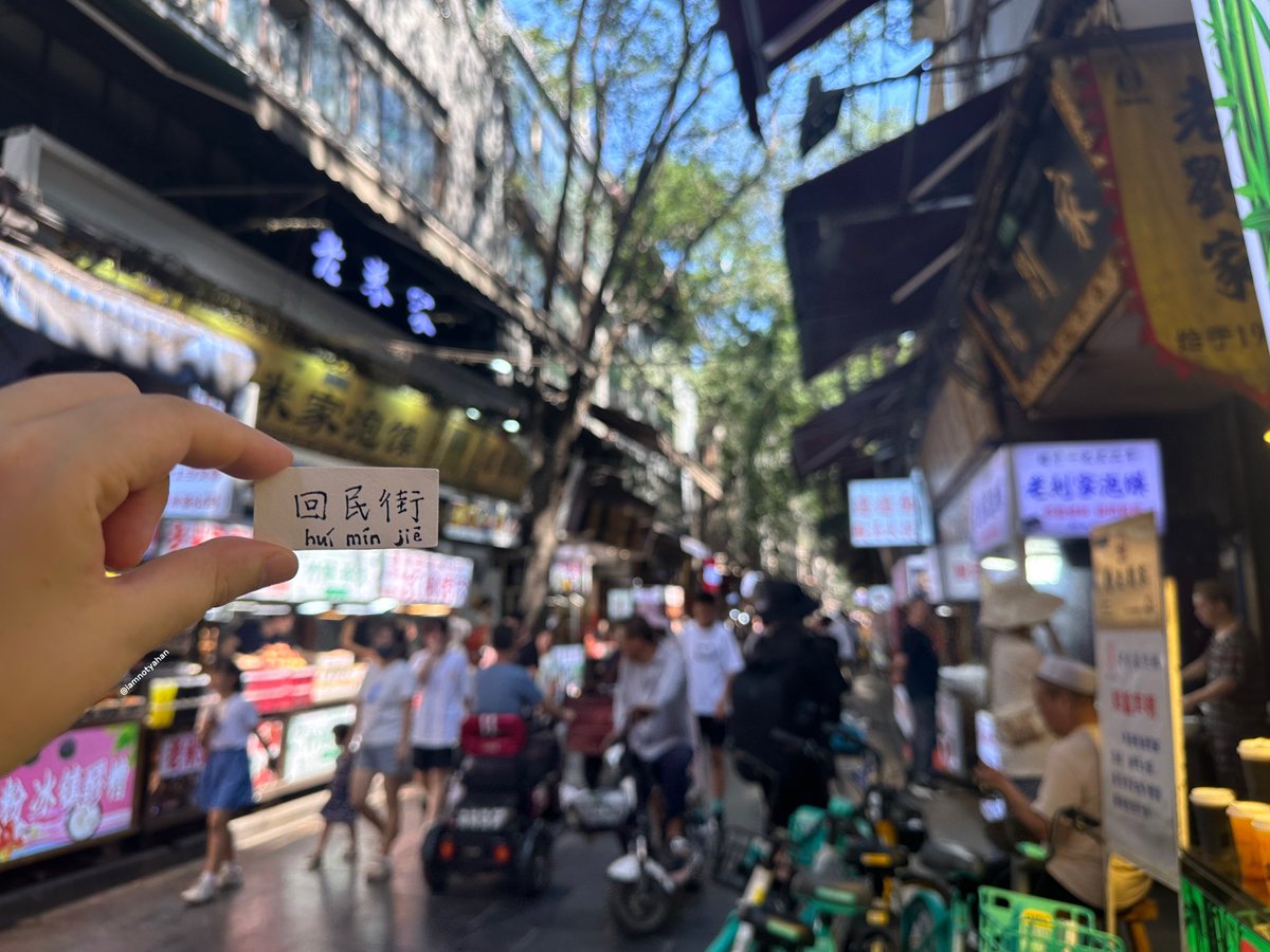 UnifonsCCC's tweet photo. 回民街 (Huímín Jiē)

回民街 (Huímín Jiē) is a famous street in Xi'an, China known for its vibrant Muslim culture and delicious street food. It is a popular tourist destination.

#xian 
#muslim
#food 
#chinesehistory
#chineseculture 
#chino 
#china 
#chinese 
#chinesewords https://t.co/bhjTk2qIhF