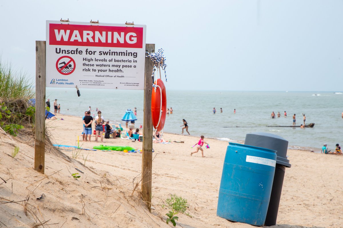LFPress's tweet photo. Officials issued a water warning at a popular beach on Sunday. Many swimmers ignored it. https://t.co/kLs9eKxCjo https://t.co/DKOLJAbqOG