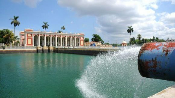 Avanzan labores de restablecimiento de abasto de agua en La Habana.
#SanctiSpíritusEnMarcha #CabaiguánEduca <a href="/CubaMined/">MINED</a>.