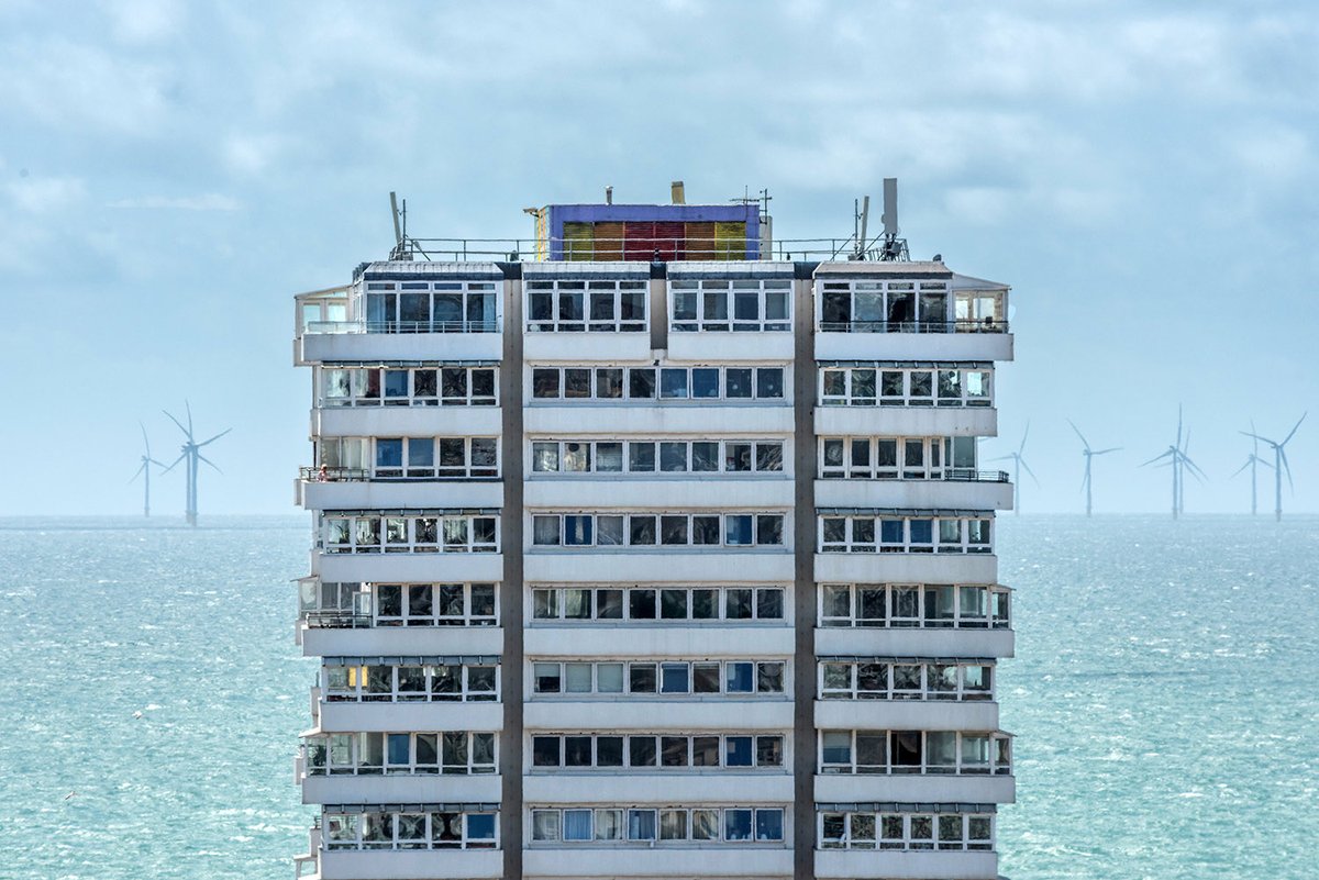 andrewhasson's tweet image. Brighton #seafront #holidayinn #nikon #beachlife #sussexlife #seaside #rampion #windfarm #offshorepower #eastsussex #telephoto #englishchannel