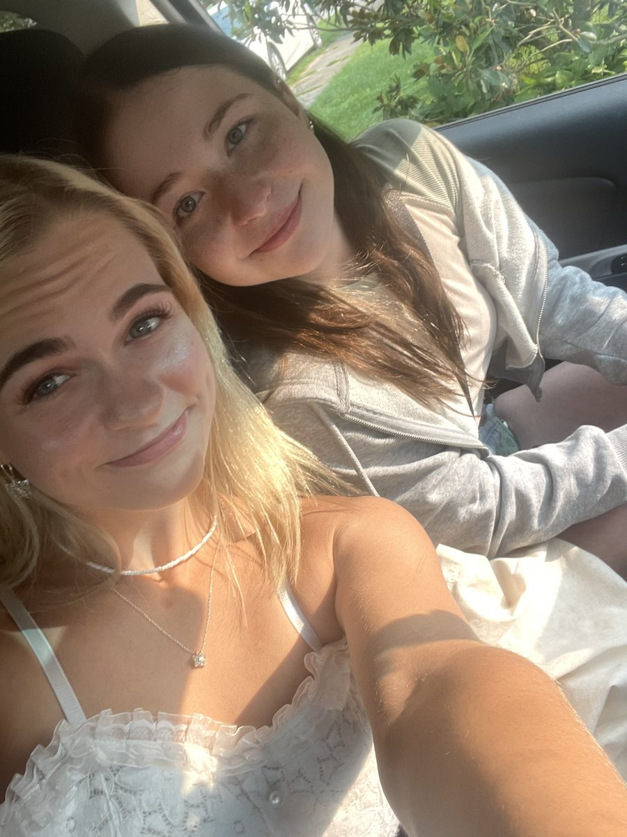 ellamushi_'s tweet photo. breaking my no content era to say I finally met my best friend from across the world https://t.co/wp2GEKFPWU