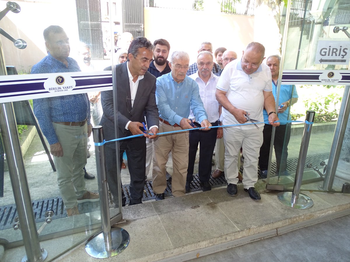GencBirlik's tweet photo. "15 Temmuz Darbe Girişimi" başlıklı fotoğraf sergimiz, Birlik Vakfı Mütevelli Heyeti Başkanı Sn. Av. Mehmet Alacacı Beyefendi ve yönetim kurulu üyelerinin ve gönüllülerimizin teşrifleriyle açıldı. Açılış sonrası söyleşi programı ve sergimiz, devam ediyor. Bekleriz... https://t.co/pc83g8K5sz