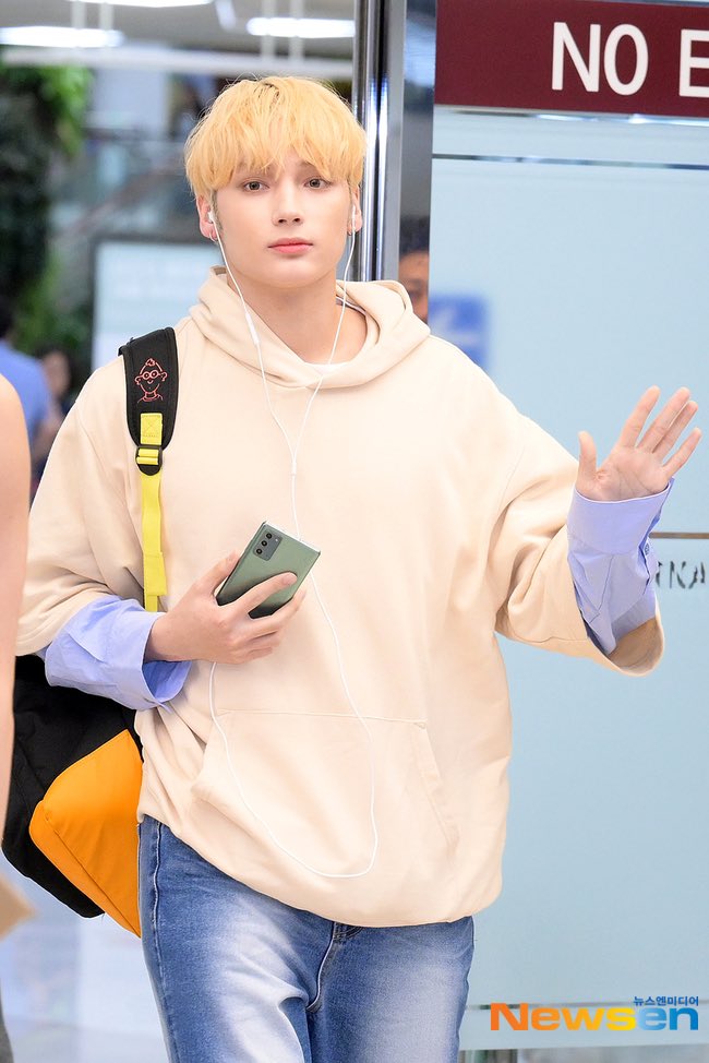 txt_sarangdan2's tweet photo. 230717 #투모로우바이투게더 입국 기사사진 모음 https://t.co/oPV66gcGwq