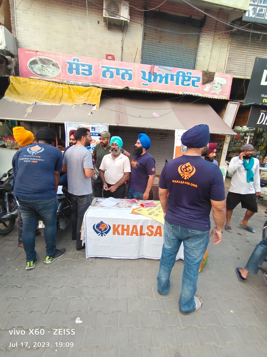 indersran1313's tweet photo. ਦੂਰ ਬੈਠੇ ਵੀ ਤੁਸੀਂ ਸੇਵਾ ਨਿਭਾ ਸਕਦੇ,
ਧੰਨਵਾਦ ਵੀਰ ਦਾ ਜਿਸ ਨੇ ਸਮਾ ਕੱਢਿਆ ਤੇ ਰਾਸ਼ਨ ਲੈ ਕੇ ਸਹੀ ਜਗ੍ਹਾ ਪਹੁੰਚਾ ਦਿੱਤਾ,ਕਿਸੇ ਵੀ ਹੋਰ ਵੀਰ ਭੈਣ ਨੂੰ ਕਿਤੇ ਕੋਈ ਜਰੂਰਤਮੰਦ ਦਿਖੇ ਤਾਂ ਬੰਦਾ ਹਾਜਿਰ ਹੈ 
ਵਾਹਿਗੁਰੂ ਦੀ ਲਾਈ ਸੇਵਾ ਹਾਲਾਤ ਸਹੀ ਹੋਣ ਤੱਕ ਚਾਲੂ ਰਹੇਗੀ 🙏thanks to @khalsaaid_india
ਪੰਜਾਬ ❤️ 
#PunjabFloods https://t.co/rXXiHHmLJM