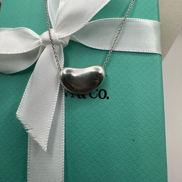 LenzeRex's tweet image. So good I had to share! Check out all the items I'm loving on @Poshmarkapp #poshmark #fashion #style #shopmycloset #tiffanyco #michaelkors #forever21: posh.mk/fDnaM6WEvBb