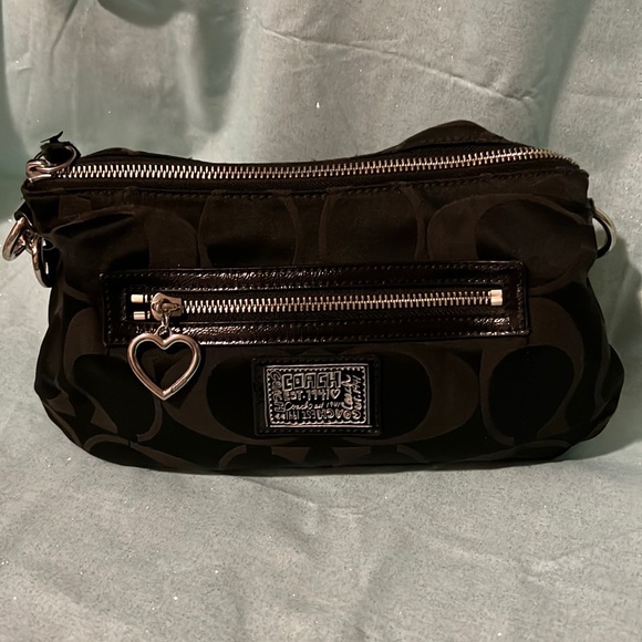 RedHotNikki13's tweet photo. So good I had to share! Check out all the items I'm loving on @Poshmarkapp #poshmark #fashion #style #shopmycloset #wildrepublic #coach #storybookknits: https://t.co/woogV6xL4R https://t.co/M7TFZZZhp8