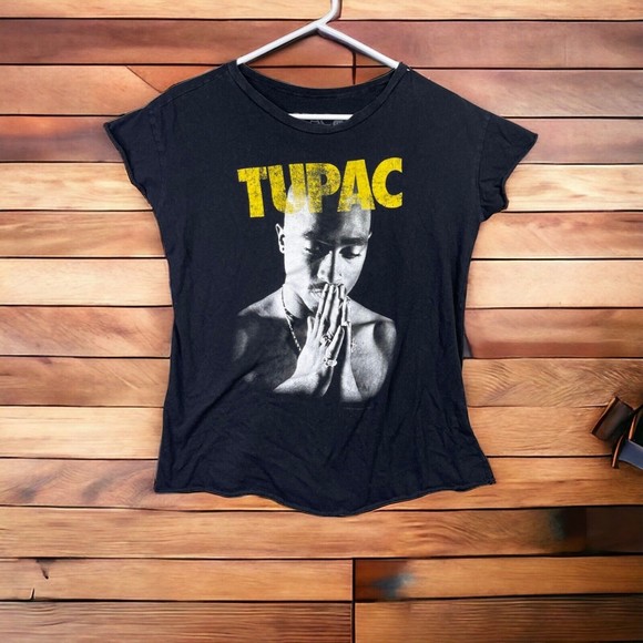 RaveologyL's tweet photo. So good I had to share! Check out all the items I'm loving on @Poshmarkapp #poshmark #fashion #style #shopmycloset #2pac #axarmaniexchange: https://t.co/MFi0hXprSd https://t.co/KYzSWa1ibD