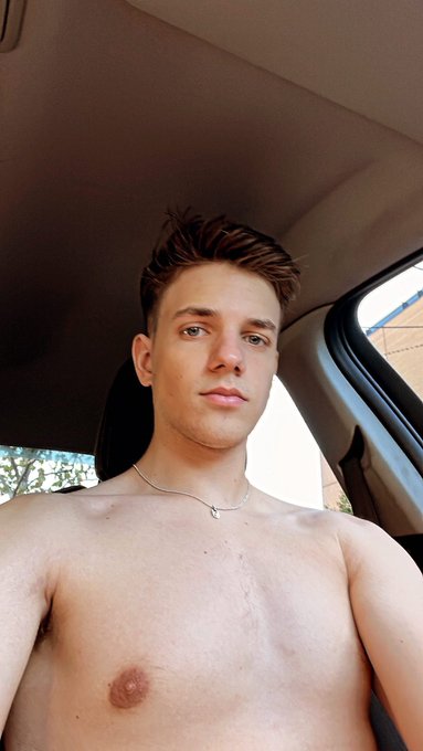 The face // the dick   https://t.co/yl7Tq0MgSB https://t.co/ueAe6UWHBI