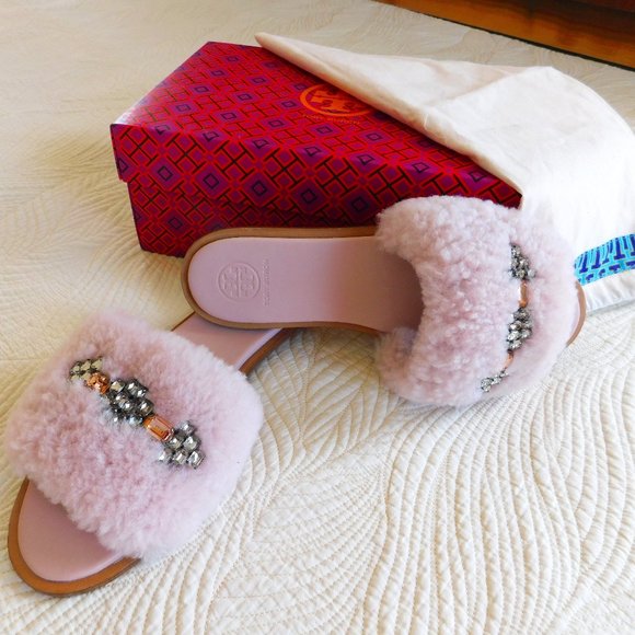 ClosetCardiff's tweet photo. So good I had to share! Check out all the items I'm loving on @Poshmarkapp #poshmark #fashion #style #shopmycloset #toryburch #carmenmarcvalvo #hugobuscati: https://t.co/N8wWxihzkU https://t.co/mQI9AEhlbD