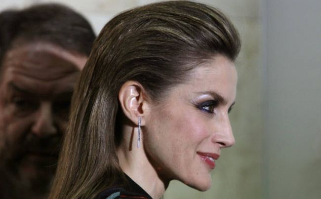 BellezaPTY's tweet photo. La Reina Letizia en los Premios Cavia: de su maquillaje de ojos ahumados a su vestido de flecos - https://t.co/Ew3kjwgRN0 https://t.co/4Uver5Ty48