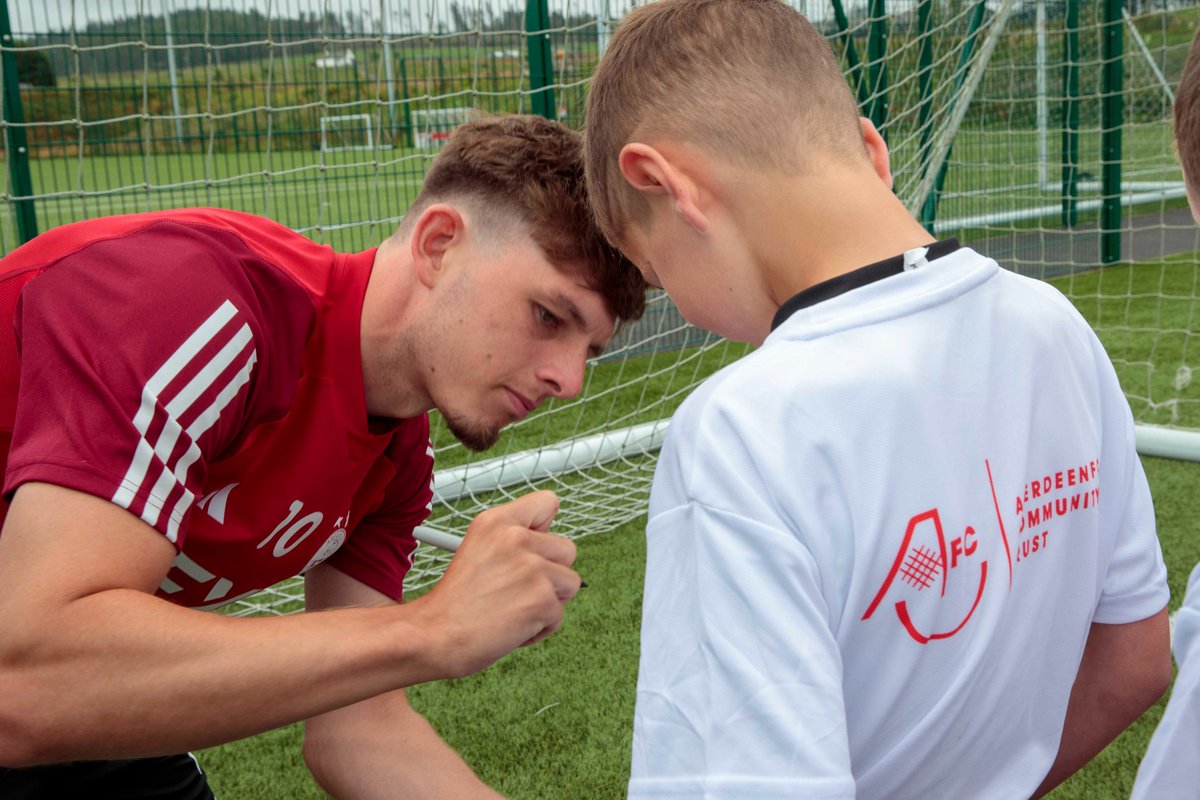 AFCCT's tweet photo. π€ We would like to say a huge thank you to Leighton Clarkson, Bojan Miovski and Duk for visiting the camp last week at Cormack Park!
π΄βͺοΈ The players took part in a Q&A and signed T-shirts!
π We hope everyone had a great time! #AFCCTSummerCoaching https://t.co/T8RUmgz7yR