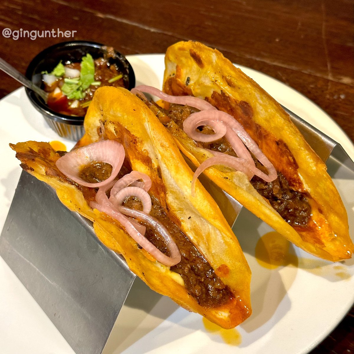 ginguntherfood's tweet photo. ยังคงยืนหนึ่งร้านเม็กซิกันที่ชอบที่สุด 𝕎𝕣𝕒𝕡𝕥𝕠𝕣 🌮🌯💚 สไตล์ Texas Mexican ลูกครึ่งเม็กซิกัน-อเมริกัน ชอบสุดยังคงยกให้ Quesadilla ที่นี่คือชุ่มชีสสุดๆๆๆ รอบนี้มาลอง Smoky Beef Birria Taco ชิ้นโตๆแป้งทาโก้กรอบ ไส้เนื้ออร่อยมากกกกก 🥰 @aroii #อร่อย #อร่อยบอกต่อ https://t.co/JiPTXE5rLe