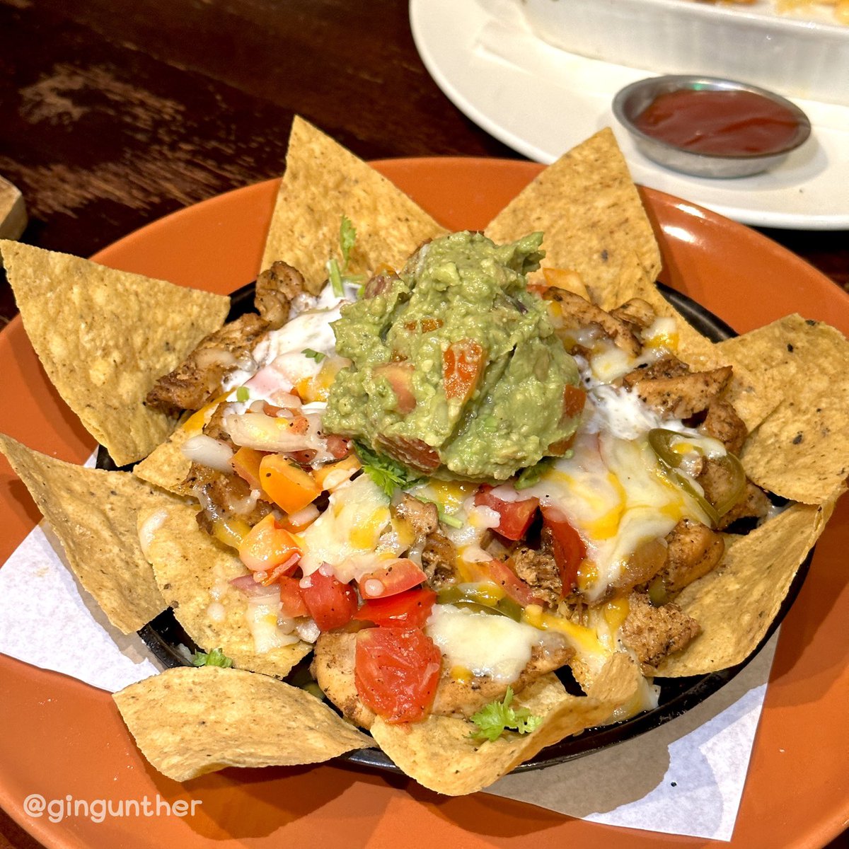 ginguntherfood's tweet photo. ยังคงยืนหนึ่งร้านเม็กซิกันที่ชอบที่สุด 𝕎𝕣𝕒𝕡𝕥𝕠𝕣 🌮🌯💚 สไตล์ Texas Mexican ลูกครึ่งเม็กซิกัน-อเมริกัน ชอบสุดยังคงยกให้ Quesadilla ที่นี่คือชุ่มชีสสุดๆๆๆ รอบนี้มาลอง Smoky Beef Birria Taco ชิ้นโตๆแป้งทาโก้กรอบ ไส้เนื้ออร่อยมากกกกก 🥰 @aroii #อร่อย #อร่อยบอกต่อ https://t.co/JiPTXE5rLe