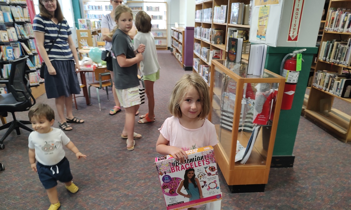 MyJHLS's tweet image. That&apos;s a wrap for Summer Reading!!! Our grand prize winners were all smiles for the camera showing off their prizes during the Summer Reading wrap-up party at the Raymond Library. #AllTogetherNow #SummerReading2023 #LibraryParty #RaymondMS