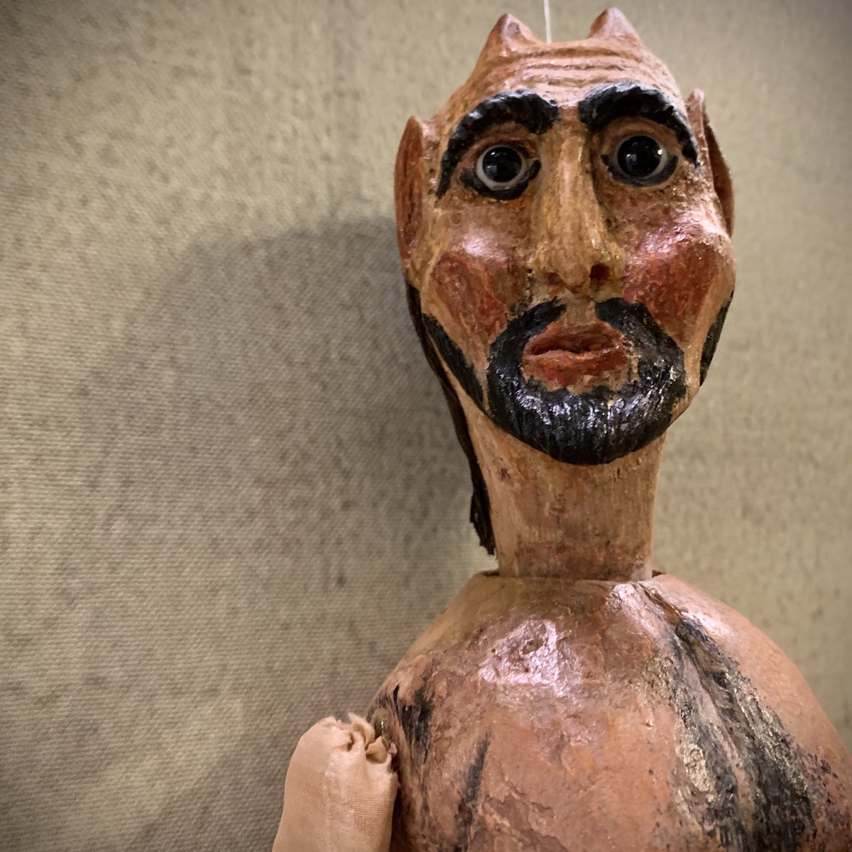 Casa_Goldoni's tweet photo. 🎭Nella sala del #teatrino sono state recentemente esposte delle nuove marionette, già facenti parte delle collezioni museali e restaurate nel 2020 grazie alla generosità del @VeniceinPeril Fund.

👀Ecco qualche dettaglio… non le trovate anche voi incredibili??🤩

@visitmuve_it https://t.co/OI9ZbmERnW