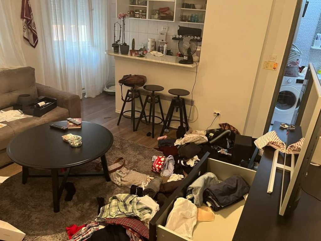 CFWIJ's tweet photo. #BosniaAndHerzegovina: Unknown person breaks into apartment of @zurnal_info's #ŽanaKarićGauk &amp; Eldin Karić, stealing nothing except their computers. #CFWIJ believes it was an attempt to intimidate #Zurnal for its investigative reporting. We call for an urgent police investigation https://t.co/W8te9UPeNl