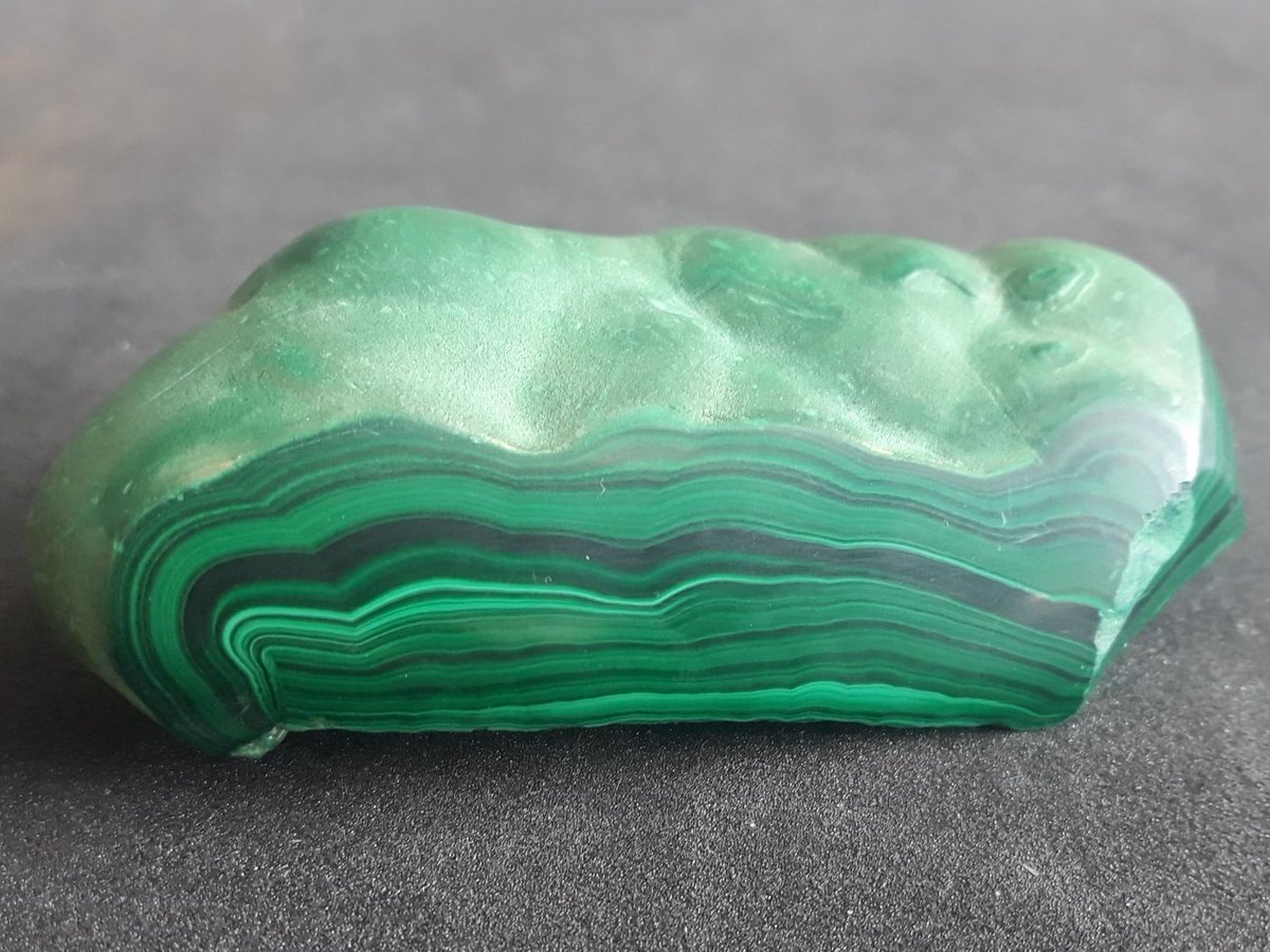 This malachite was the most popular specimen on our table during the #SummerScience Exhibition. People just loved its banding 💚#MineralMonday