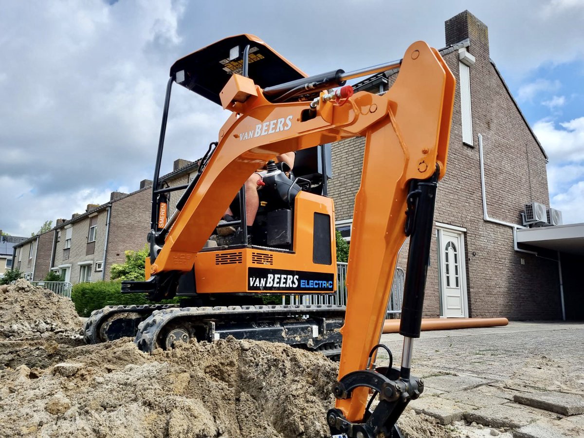 Afgelopen week onze nieuwe elektrische JCB 19C-1E mini-graafmachine ingezet, 100% duurzaam en je ruikt of hoort niets. Deze machine is ook nog eens geüpgraded met een extra accupack waardoor 2 dagen vooruit kunnen. #zeroemmissions #electric #duurzaamheid 
#sustainability