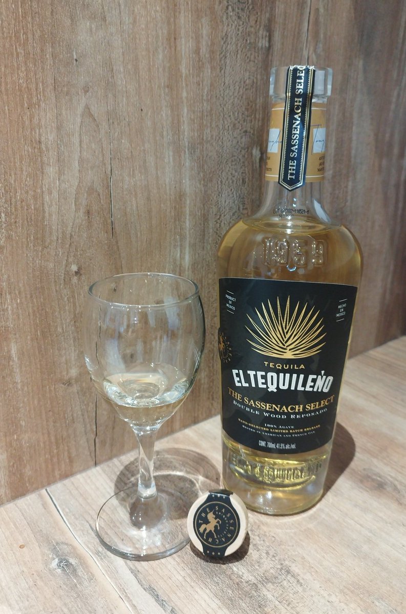 Carinebartender's tweet photo. Today delivery #ElTequileno #TheSassenachSelect 🙌
The scents..Agave,vanilla, light caramel and citrus..
The taste..caramel popcorn,lightly toasted oak,sweet spices,cooked agave and herbaceous notes on the palate.. Exquisite✨
TY @SamHeughan
1st Fantastic Tequila experience✨ https://t.co/DQLgciJI1R