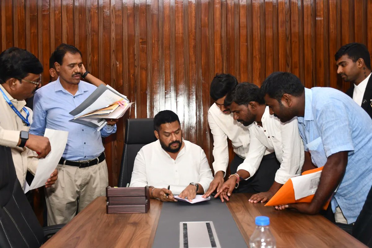 BNagendraINC's tweet photo. ಇಂದು ವಿಧಾನಸೌಧದ ನನ್ನ ಕಚೇರಿಯಲ್ಲಿ ಜನರನ್ನು ಭೇಟಿ ಮಾಡಿ ಅವರ ಸಮಸ್ಯೆಗಳನ್ನು ಆಲಿಸಿ ಅವರ ಮನವಿ ಪತ್ರಗಳನ್ನು ಸ್ವೀಕರಿಸಲಾಯ್ತು.

#BNagendra #VidhanaSoudha #Sports #StWelfare #Youth https://t.co/33o8LbSaAT