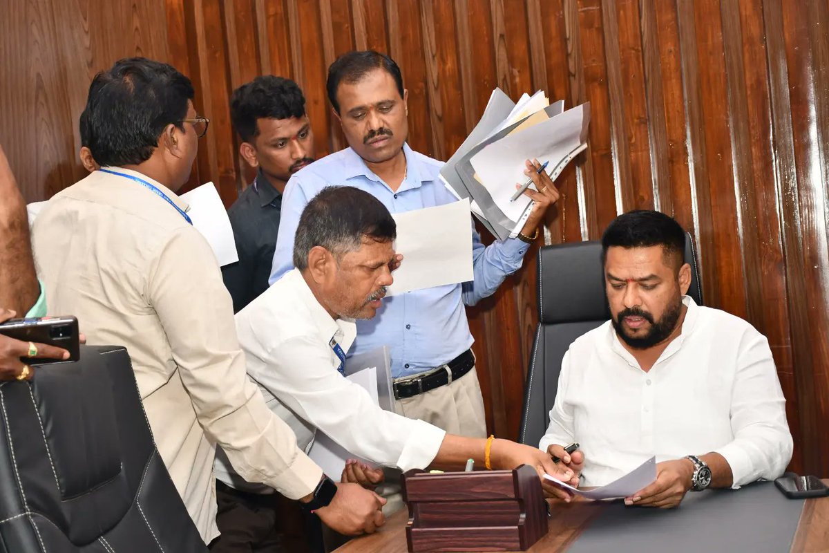 BNagendraINC's tweet photo. ಇಂದು ವಿಧಾನಸೌಧದ ನನ್ನ ಕಚೇರಿಯಲ್ಲಿ ಜನರನ್ನು ಭೇಟಿ ಮಾಡಿ ಅವರ ಸಮಸ್ಯೆಗಳನ್ನು ಆಲಿಸಿ ಅವರ ಮನವಿ ಪತ್ರಗಳನ್ನು ಸ್ವೀಕರಿಸಲಾಯ್ತು.

#BNagendra #VidhanaSoudha #Sports #StWelfare #Youth https://t.co/33o8LbSaAT